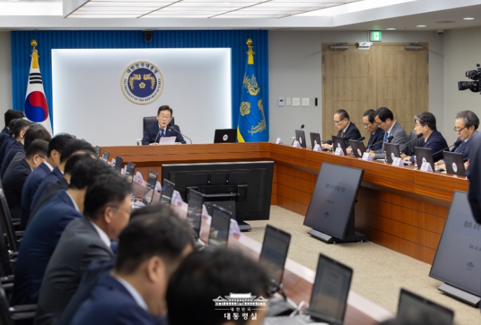 이 대통령 "변화된 게임의 법칙…산업정책 A부터 Z까지 완전 재점검"