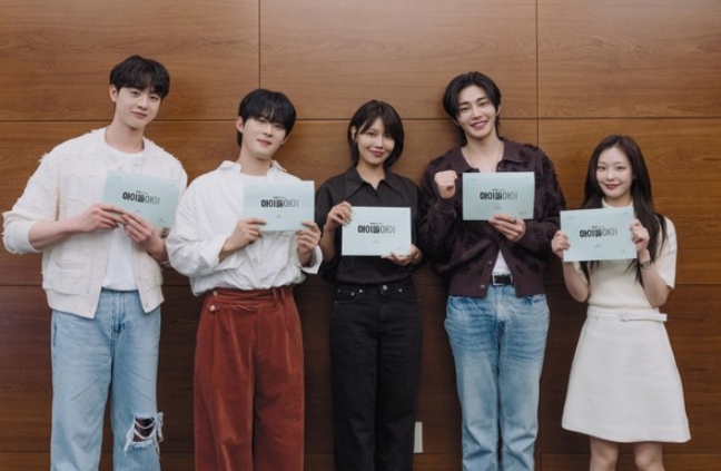 '아이돌아이' 최수영X김재영X정재광X최희진X김현진, 스릴 넘치게 설레는 케미스트리 폭발! 첫 만남부터 ‘입덕 유발’ 연기 포텐 터진 첫 대본 리딩 현장 공개!