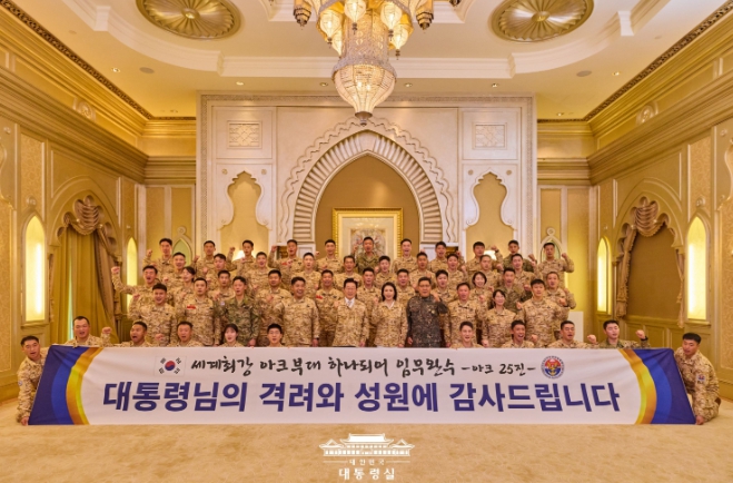 이재명 대통령 부부, UAE 파병 아크부대원 격려…"희생 잊지 않을 것"