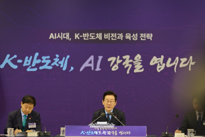 李대통령 "반도체 산업 파이 커지는 것 중요…정부도 최선 다할 것"