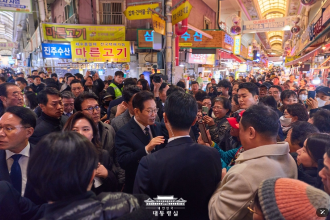李대통령, 부산 부전시장 깜짝방문…“먹고사는 문제 해결이 국가 운영의 최우선 과제”