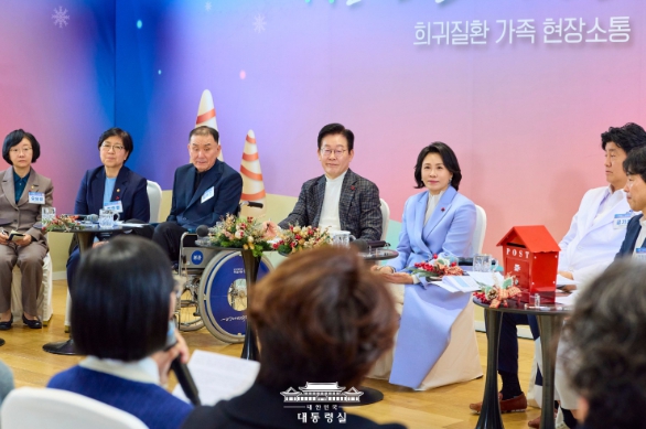 이재명  대통령, 희귀칠환 환우 및 가족들과 현장 소통