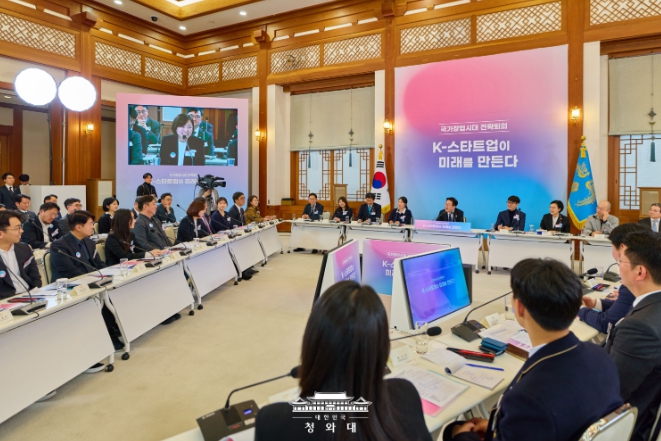 李대통령 "전통적 방식의 일자리 창출 한계…창업 사회로 가야"