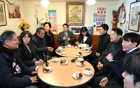 오세훈 시장, ‘서울영화센터’ 찾아 영화인과 단편영화 관람
