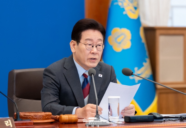 이재명 대통령 "주식·환율 적극 대응…100조 안정 프로그램 신속 집행"