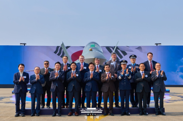 李대통령 "KF-21, 자주국방 위용 떨쳐…방산 4대 강국 도약 발판"