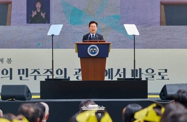 이재명 대통령 부부, 故 노무현 前 대통령 서거 17주기 추도식 사전 환담