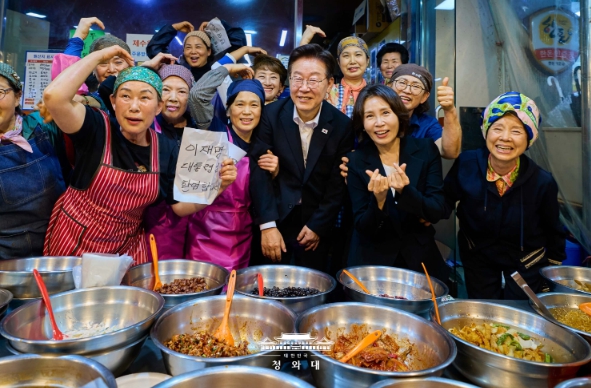 이재명 대통령 부부, 경남 김해 외동전통시장 방문