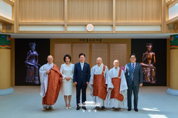 이재명 대통령 부부, 조계사 사전 환담