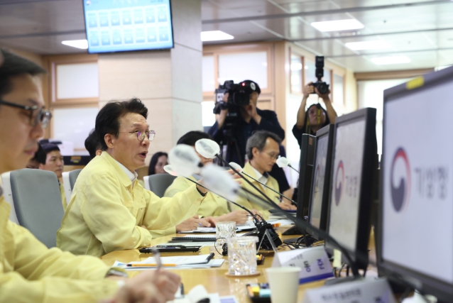 김민석 국무총리, 기상청 국가기상센터 방문... 집중호우·폭염 대비 태세 점검