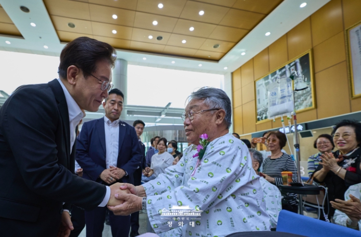 李대통령 부부, 중앙보훈병원 위문 방문