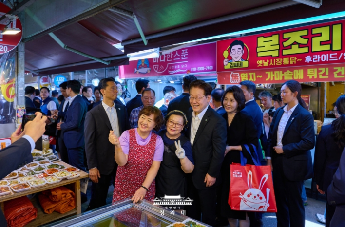 이재명 대통령 부부, 서울 길동복조리시장 방문