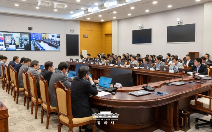 이재명 대통령, 유럽 현지 화상 대수보회의 주재