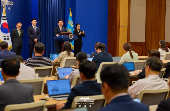 이재명  대통령 "교황에게 DMZ 및 북한 방문 요청"…교황 "적극 고려하겠다"