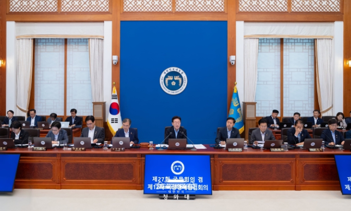 李대통령 "반도체에 버금가는 K-산업의 새로운 엔진 육성해야"