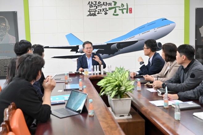 군위군, '골든볼' 사과 화장품으로 변신