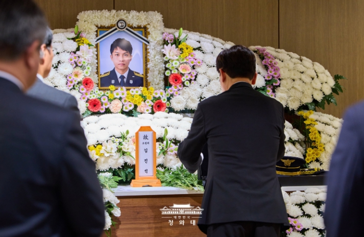 李대통령, 순직 소방공무원 조문·옥조근정훈장 추서