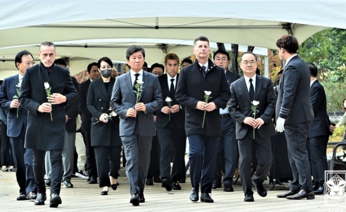 정몽규 회장과 벤투, 벨 감독, 이태원 사고 분향소 조문