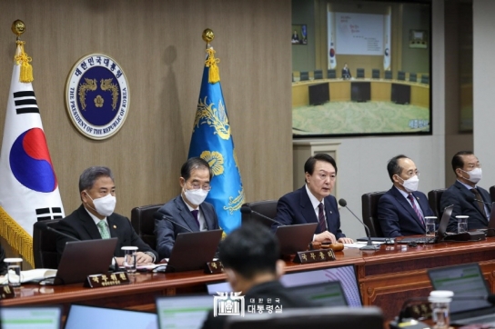 尹대통령 “우리 살길은 수출…기업 힘껏 밀어줘야”