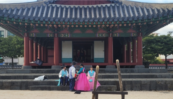 제주목 관아, 한복 사진 촬영 명소로 인기몰이