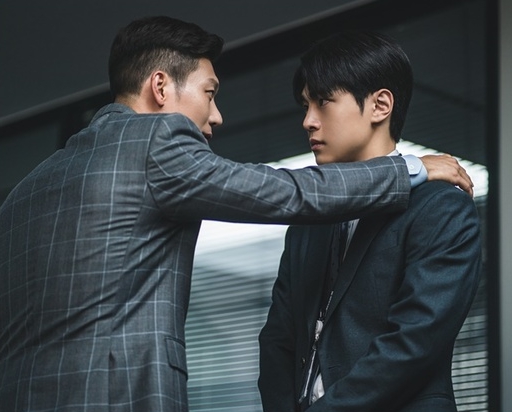 SBS 법쩐 강유석, 박훈 섬뜩한 경고 태세에 얼어붙었다! 극과 극 두 사람 뜻밖의 공조 할까! 대반전 스토리 예고!