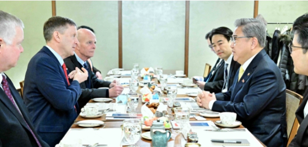박진 외교장관, 미국 전직 의회, 행정부 및 학계 인사 접견