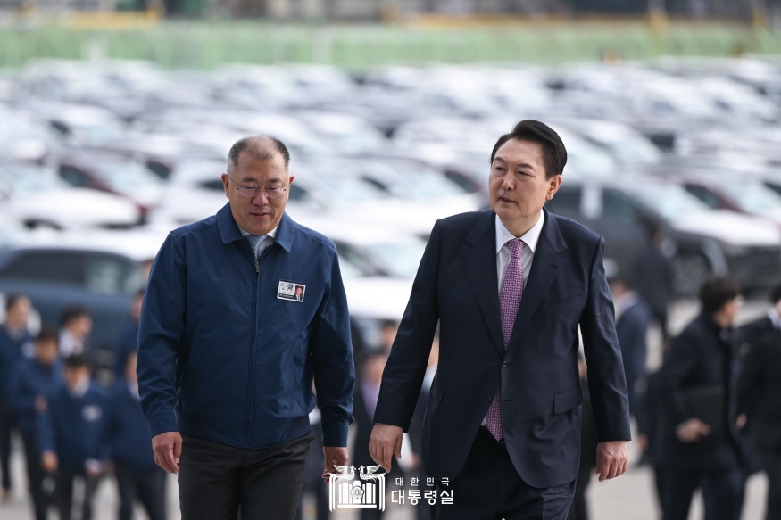 尹대통령, 현대차 울산공장 방문...신정상가시장도 찾아
