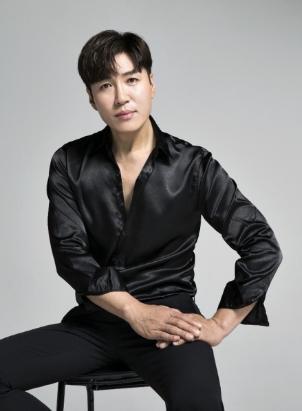 ‘불타는 트롯맨’ 홍원빈, 팔월엔터테인먼트와 전속계약 체결! 별사랑·하이량과 한솥밥! 
