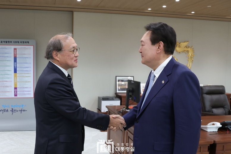 윤대통령, 아키바 다케오 日국가안전보장국장 접견