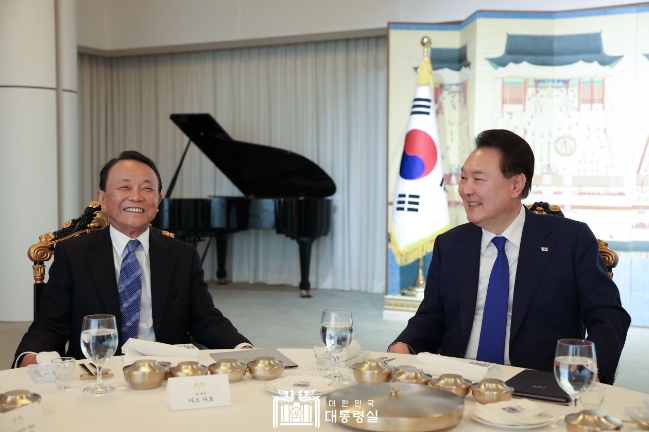 尹대통령, 아소 前 일본 총리와 만찬...한일관계 발전에 관심 당부