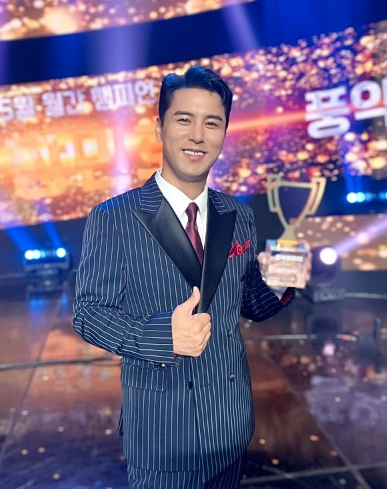 장민호, '트롯챔피언' 3회 연속 월간 챔피언 수상 "민호특공대와 상 나눌 것"
