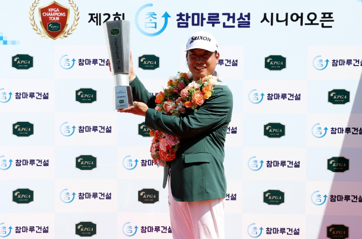[제2회 참마루건설 시니어 오픈] ‘26년만에 첫 우승’ 이남용, 개막전서 5타 차 역전 우승