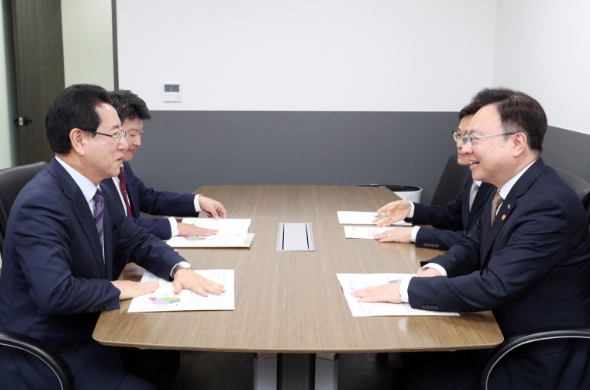 김영록 전남도지사, 복지부장관에게 전남에 국립의대 설립 요청