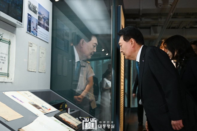 윤석열 대통령 부부, '한미동맹 70주년 특별전' 관람