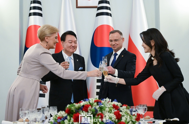 윤석열 대통령 부부, 두다 대통령 부부 주최 공식 만찬 참석