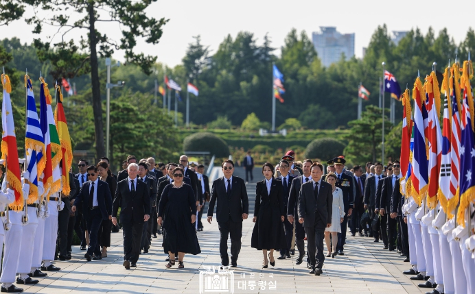 윤대통령 부부, 부산 유엔 기념공원 참배