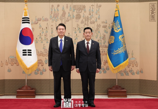 윤석열 대통령, 국방부장관·문화체육관광부장관 임명장 수여