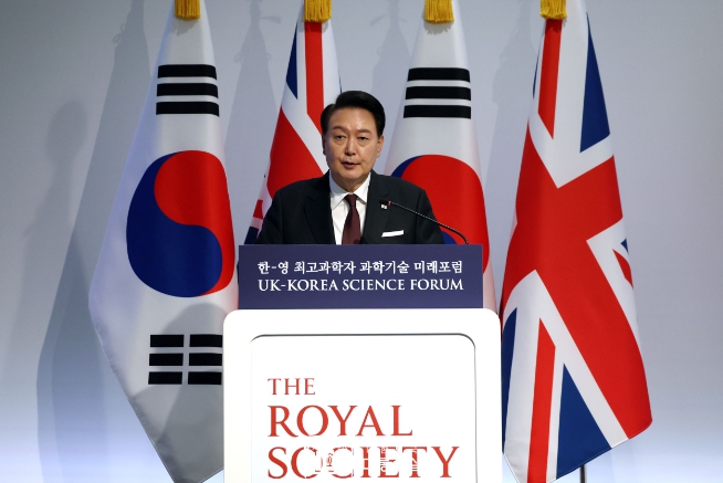 윤석열 대통령, 한·영 최고과학자들 만나 과학의 역할과 미래에 관해 대화... 글로벌 연구 협력과 교류에 대한 우리 정부의 지원의지 표명