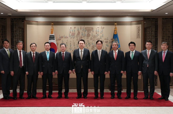 윤대통령, 정책실장 및 신임 수석비서관 임명장 수여