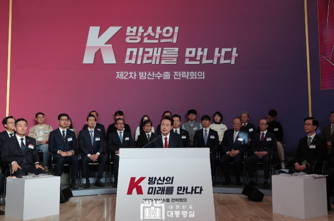 윤대통령 "K-방산, 세계시장 우위 선점하도록 적극 지원"