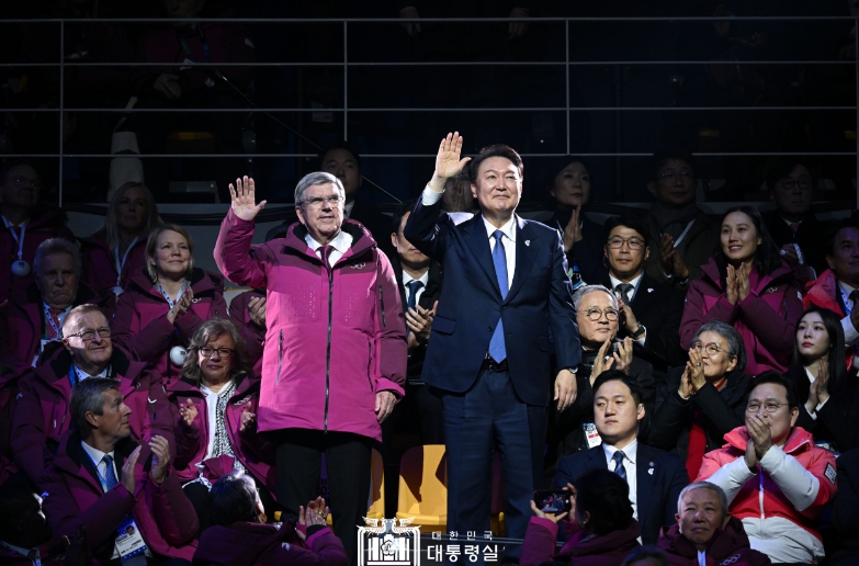 윤석열 대통령, 2024 강원 동계청소년올림픽 개회식 사전 리셉션에서 IOC 위원장과 면담하고 이번 대회의 성공적 개최 기원