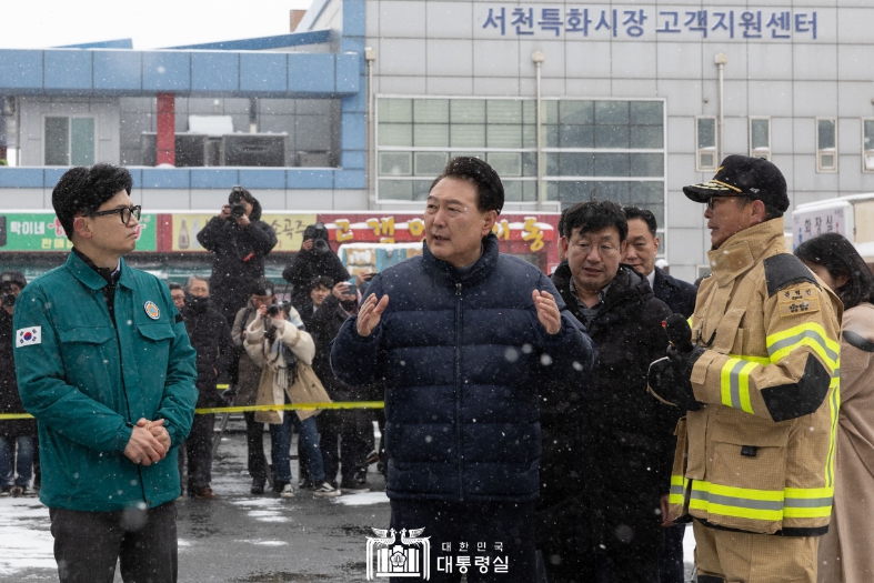윤 대통령, 충남 서천시장 화재현장 방문…'시장 상인 위로'