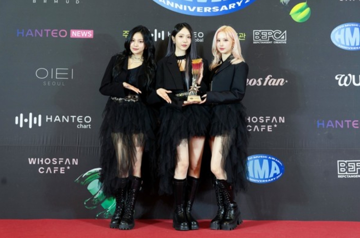 VIVIZ(비비지), '한터뮤직어워즈 2023' 2관왕 등극…"앞으로도 뜨겁게 활동할 것"