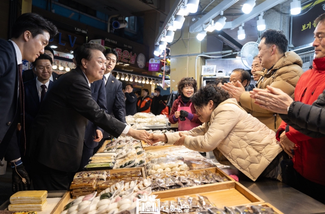 尹대통령, 울산 신정상가시장 찾아 민생행보 지속