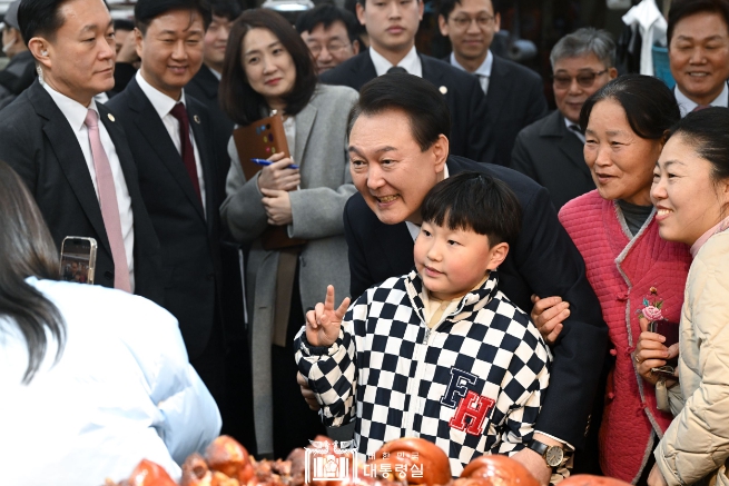 尹대통령, 마산어시장 방문