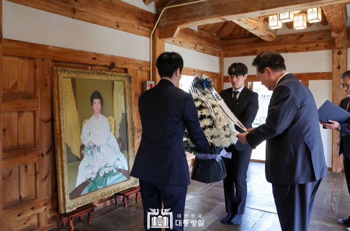 尹 대통령, 故 육영수 여사 생가 방문..."어려운 분들 사랑하신 뜻 기억할 것"