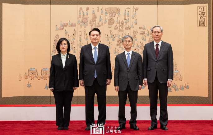 윤대통령, '신임 대법관 엄상필, 신숙희' 임명장 수여