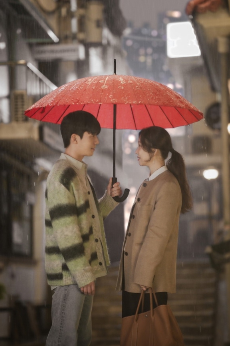 '졸업' 위하준, 10년 만에 돌아와 스승 혜진(정려원)의 일상을 휘젓는 발칙한 신입 강사 이준호 役