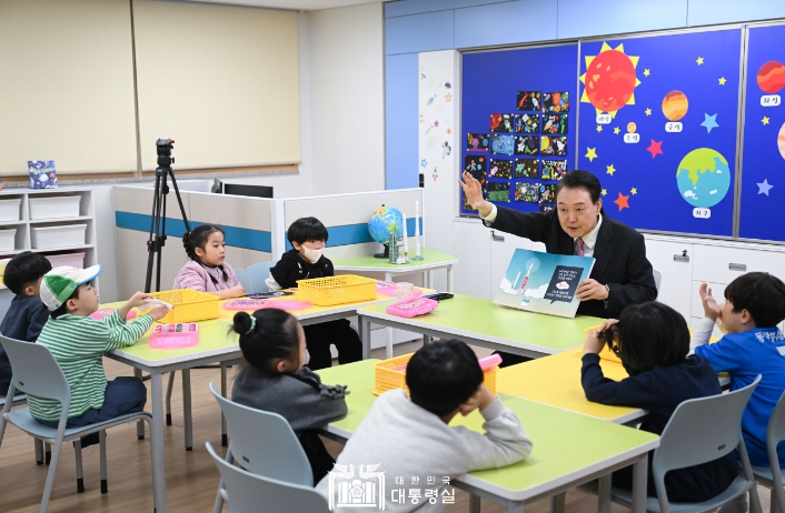 尹 대통령, 늘봄학교 일일 특별강사로 직접 나서 아이들에게 책 읽어주고, 로켓 날리기 활동 지도