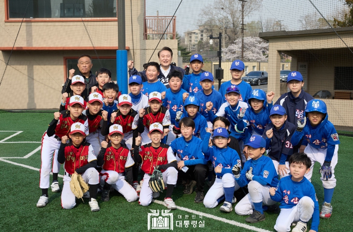 尹 대통령, 용산어린이정원 방문해 봄나들이 가족들과 어린이들 만나 직접 소통